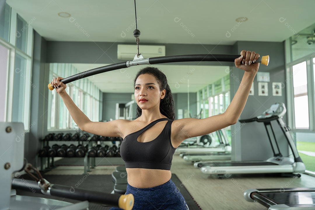 Bela mulher apto muscular exercitando os músculos de construção.