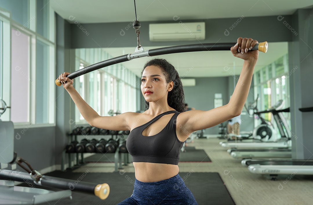 Bela mulher apto muscular exercitando os músculos de construção