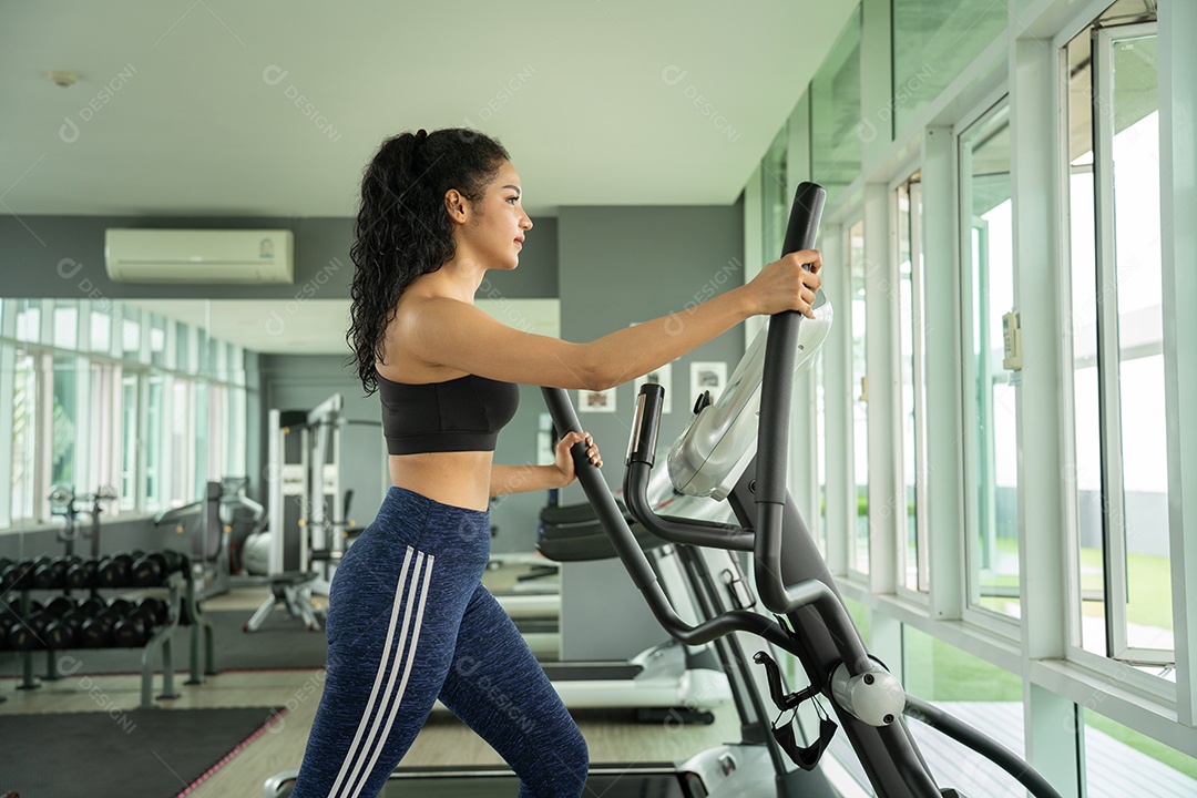 Treino de jovem no estilo de vida saudável do ginásio.