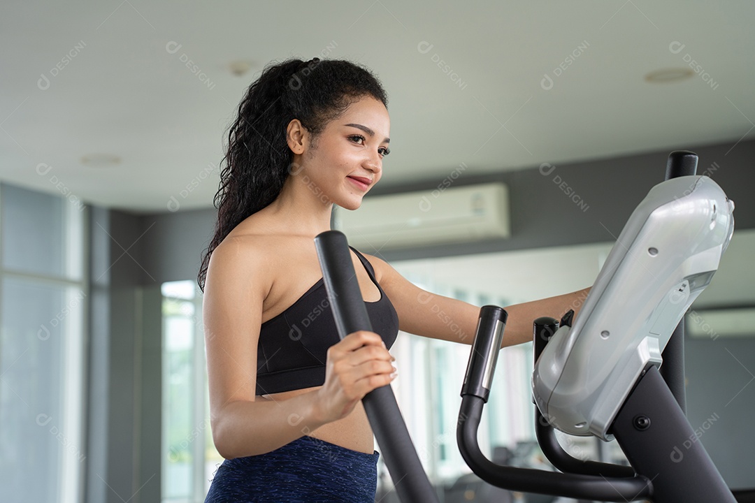 Treino de jovem no estilo de vida saudável do ginásio.