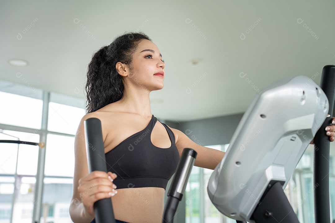 Treino de jovem no estilo de vida saudável do ginásio.