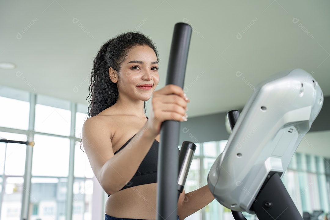 Treino de jovem no estilo de vida saudável do ginásio.