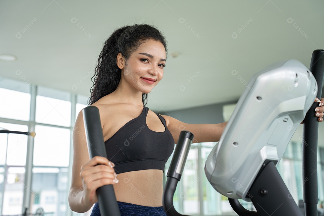 Treino de jovem no estilo de vida saudável do ginásio.