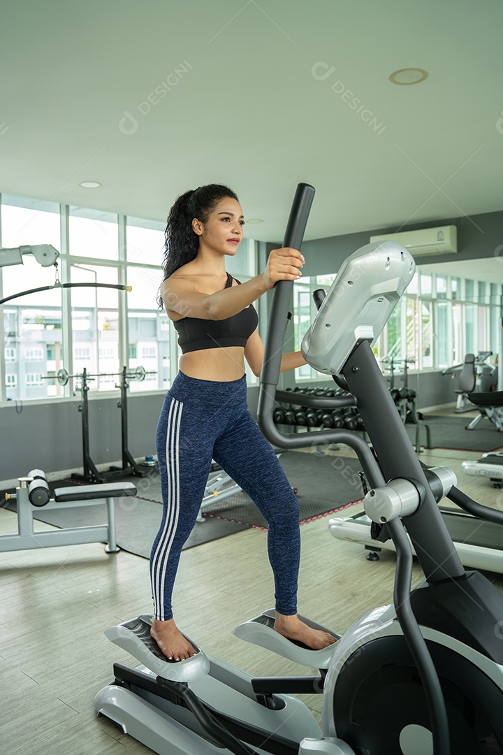 Treino de jovem no estilo de vida saudável do ginásio.