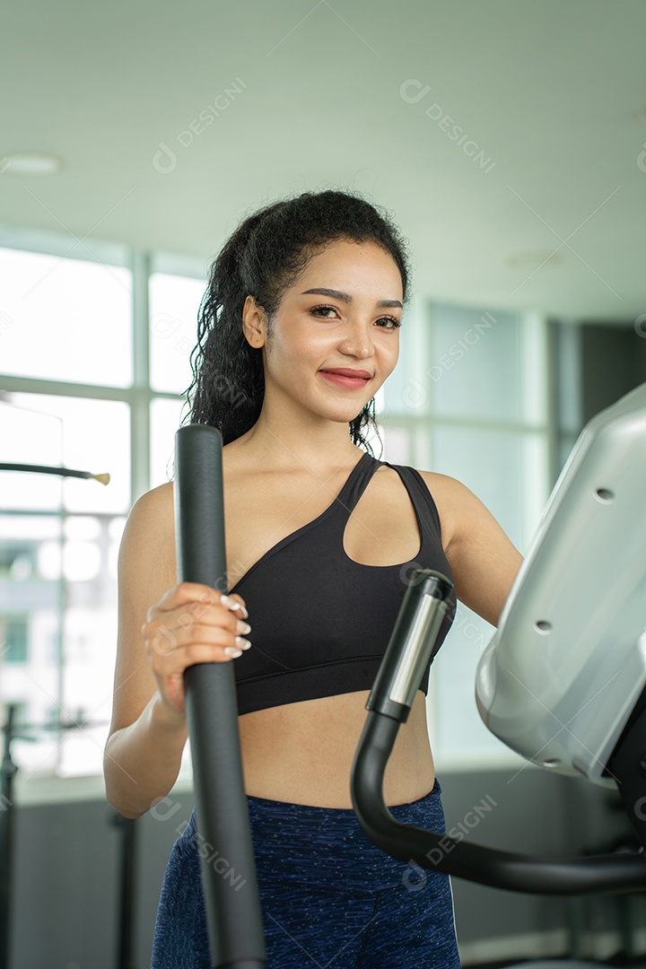 Treino de jovem no estilo de vida saudável do ginásio.