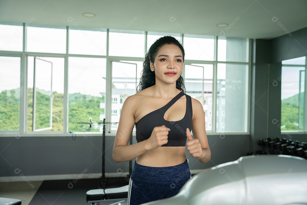 Treino de jovem no estilo de vida saudável do ginásio.