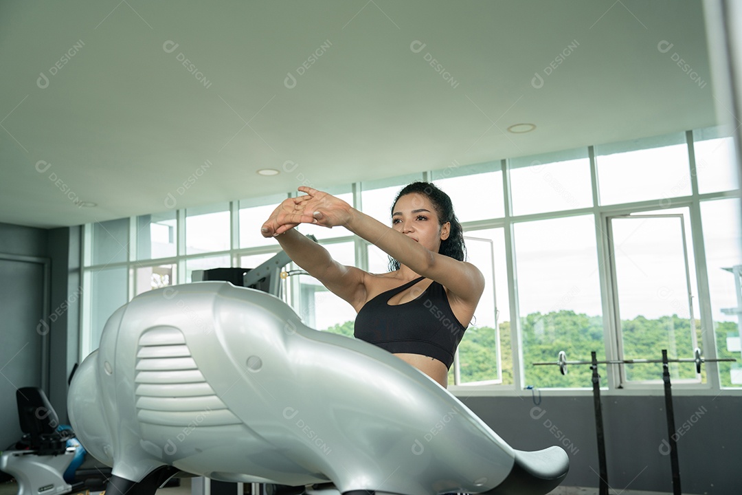Treino de jovem no estilo de vida saudável do ginásio.