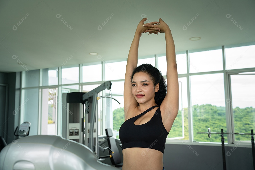 Treino de jovem no estilo de vida saudável do ginásio.