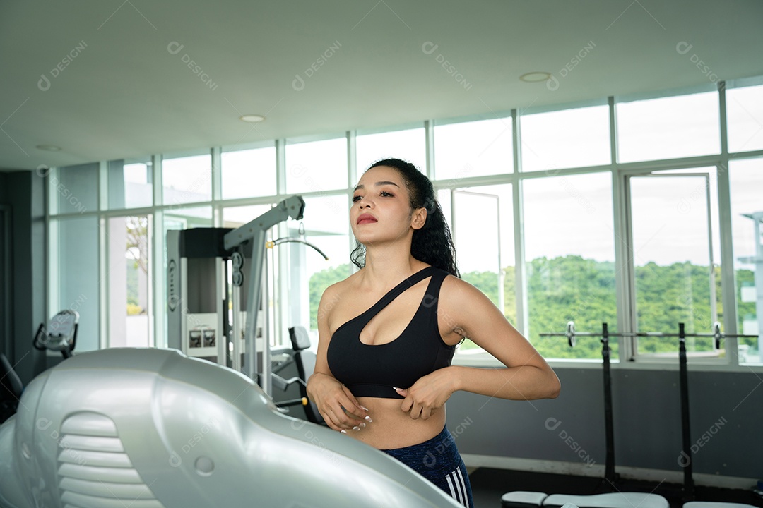 Treino de jovem no estilo de vida saudável do ginásio.