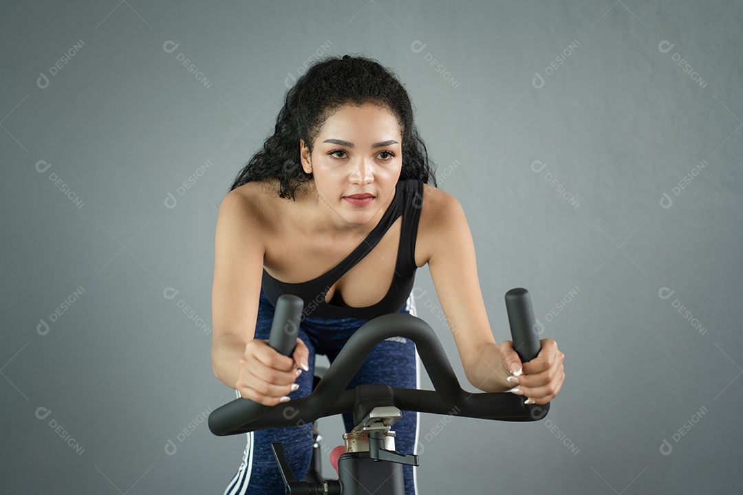 Treino de jovem no estilo de vida saudável do ginásio.