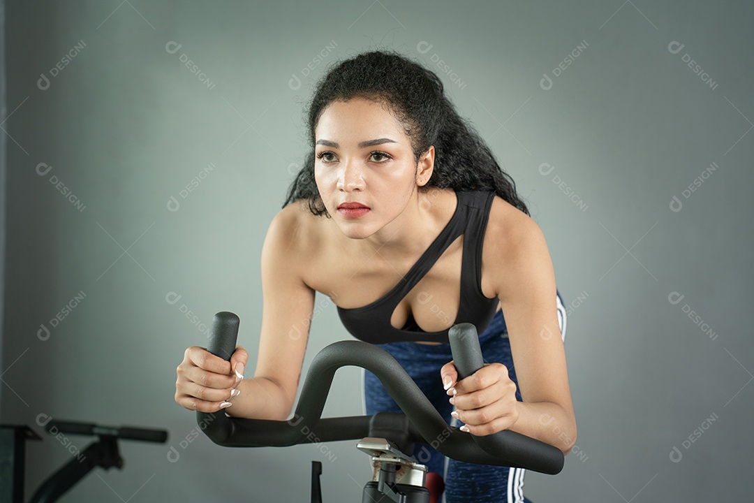 Treino de jovem no estilo de vida saudável do ginásio.