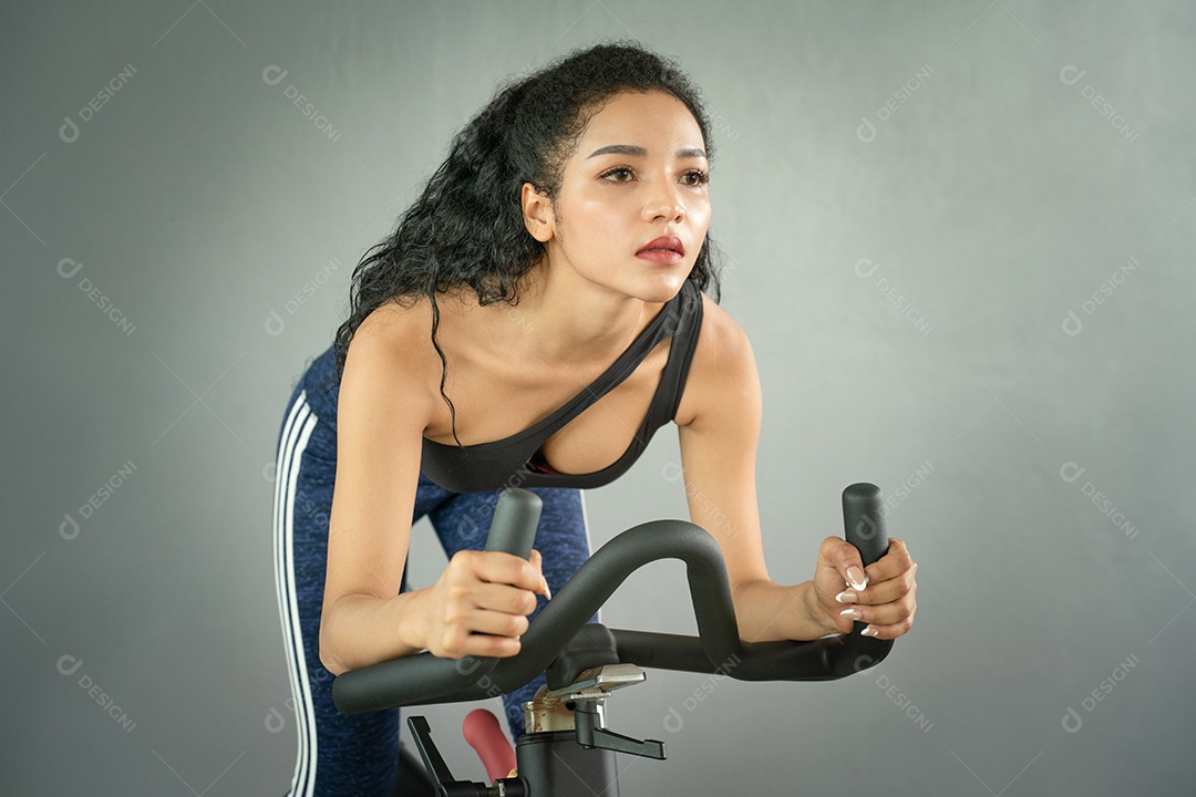 Treino de jovem no estilo de vida saudável do ginásio.