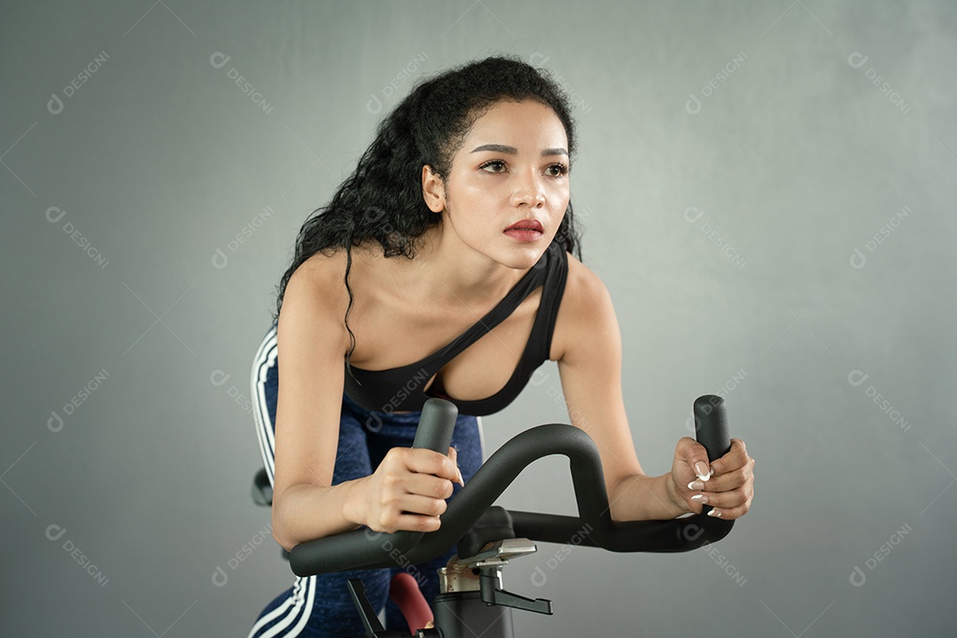 Treino de jovem no estilo de vida saudável do ginásio.