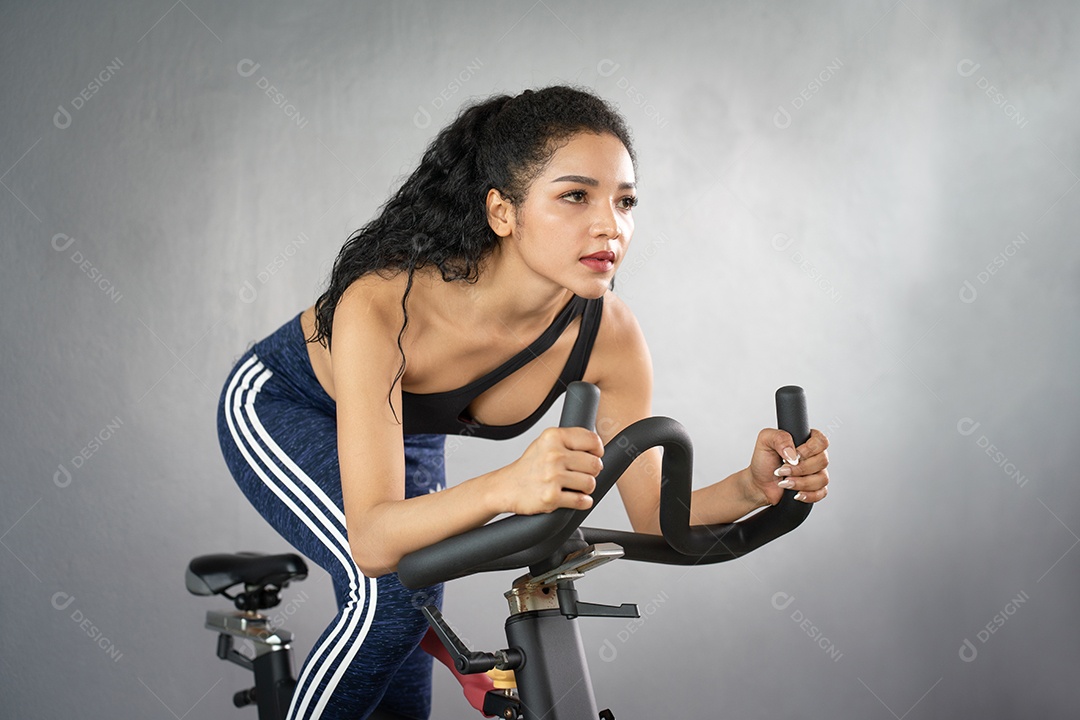 Treino de jovem no estilo de vida saudável do ginásio.