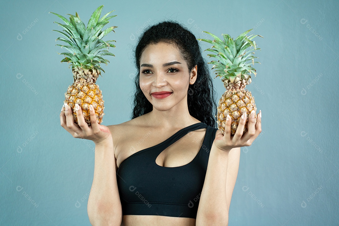Abacaxi mostrando jovem feliz. Sorriso de mulher de frutas de abacaxi.