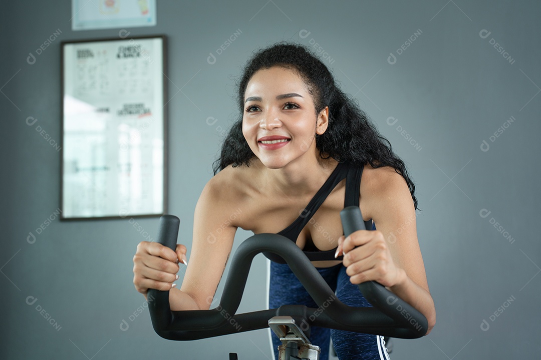 Treino de jovem no estilo de vida saudável do ginásio.