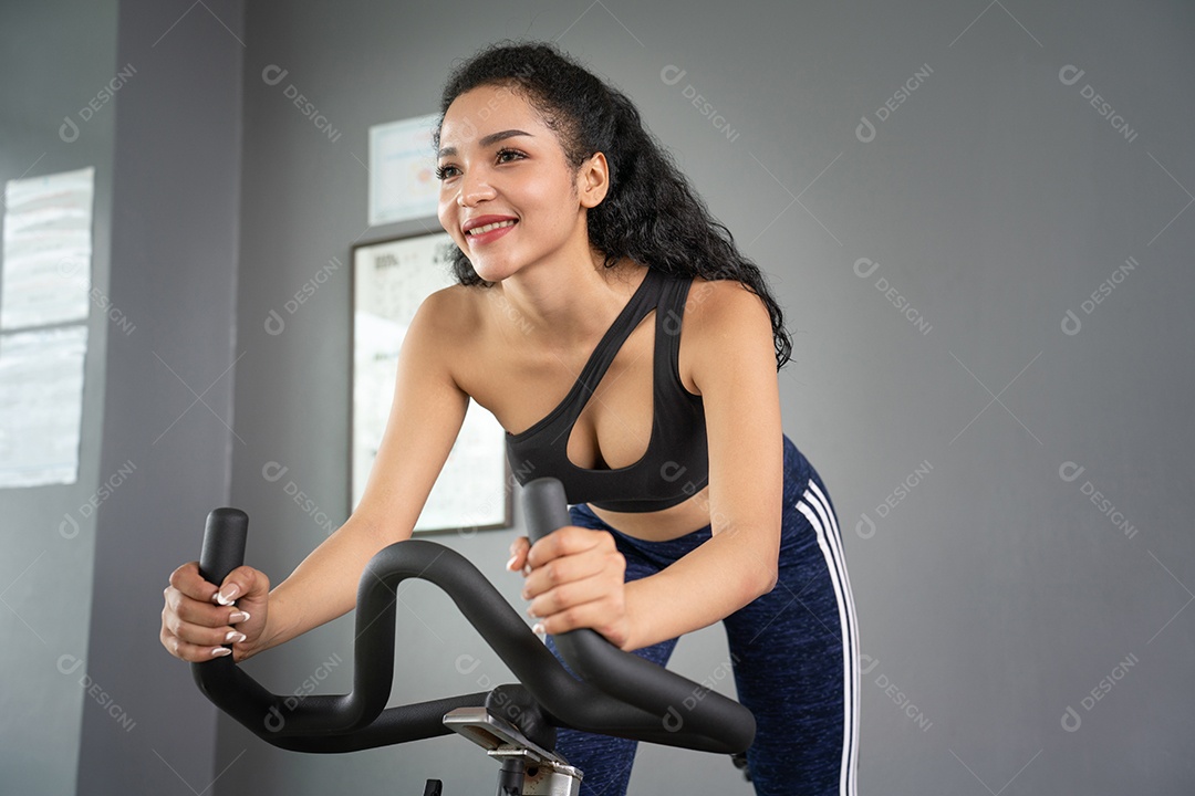 Treino de jovem no estilo de vida saudável do ginásio.