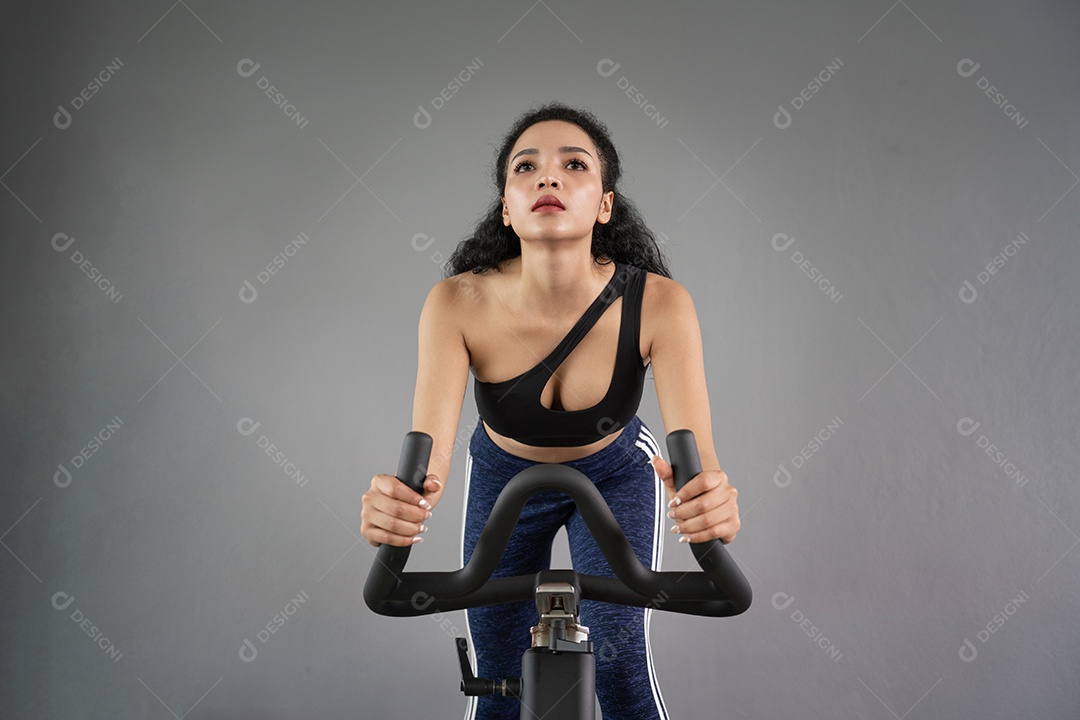 Treino de jovem no estilo de vida saudável do ginásio.