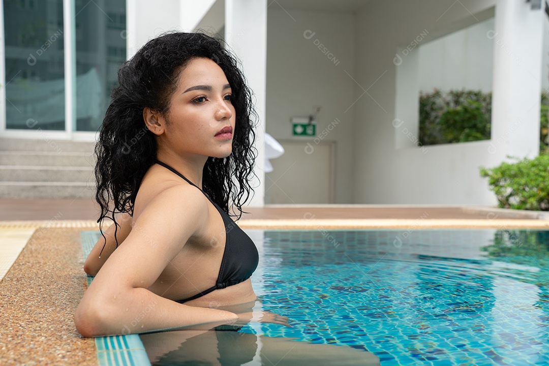 Mulher de biquíni na piscina Piscina bronzeada magra e em forma.