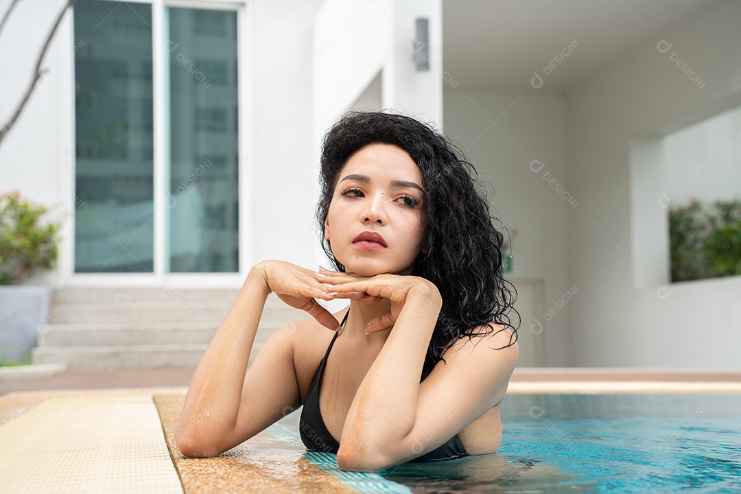 Mulher de biquíni na piscina Piscina bronzeada magra e em forma.