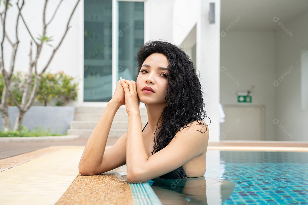 Mulher de biquíni na piscina Piscina bronzeada magra e em forma.