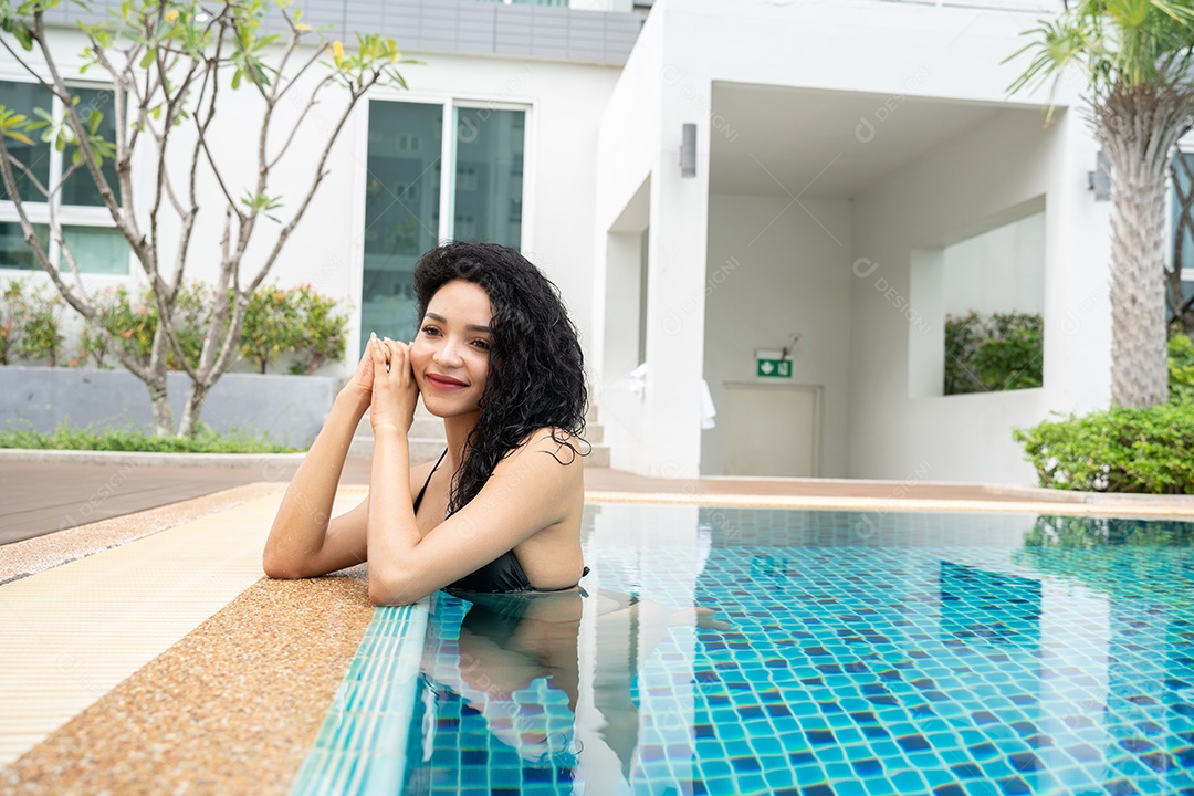 Mulher de biquíni na piscina Piscina bronzeada magra e em forma.