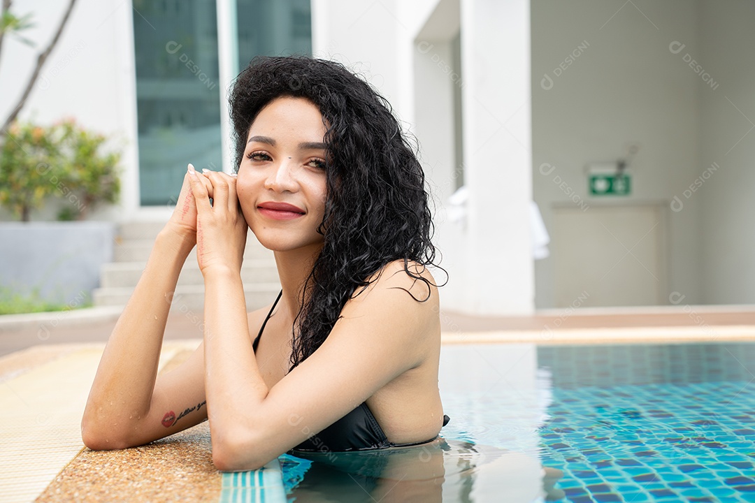 Mulher de biquíni na piscina Piscina bronzeada magra e em forma.