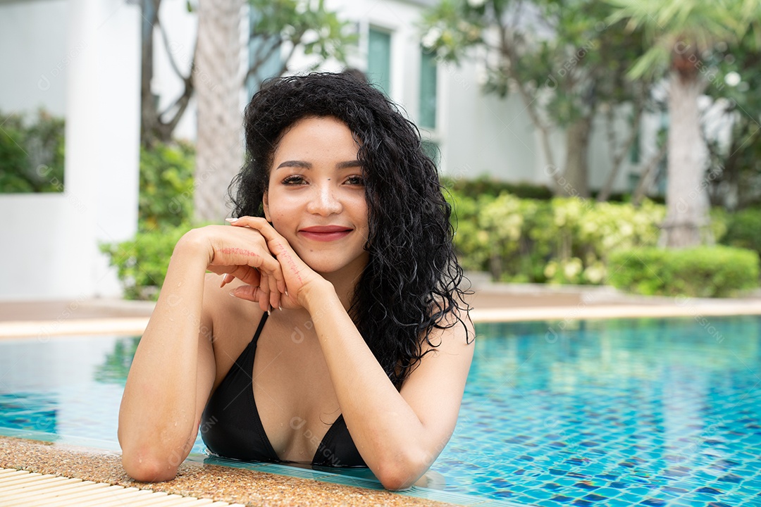 Mulher de biquíni na piscina Piscina bronzeada magra e em forma.