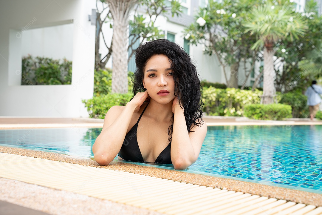 Mulher de biquíni na piscina Piscina bronzeada magra e em forma.