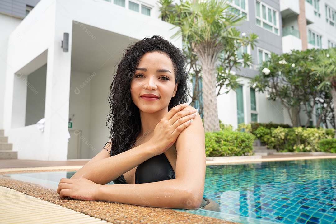 Mulher de biquíni na piscina Piscina bronzeada magra e em forma.