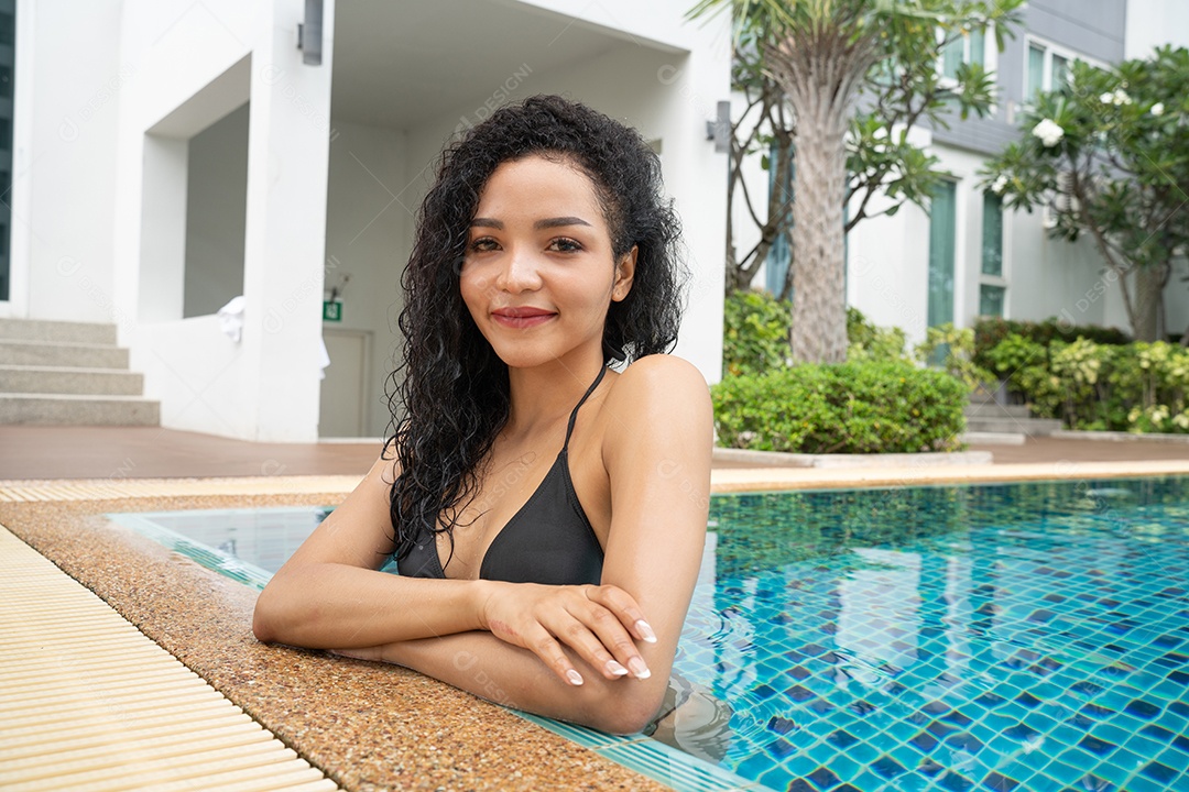 Mulher de biquíni na piscina Piscina bronzeada magra e em forma.