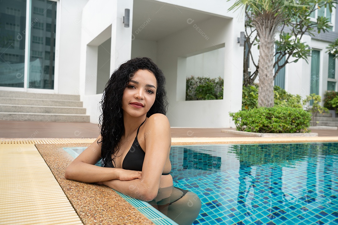 Mulher de biquíni na piscina Piscina bronzeada magra e em forma.