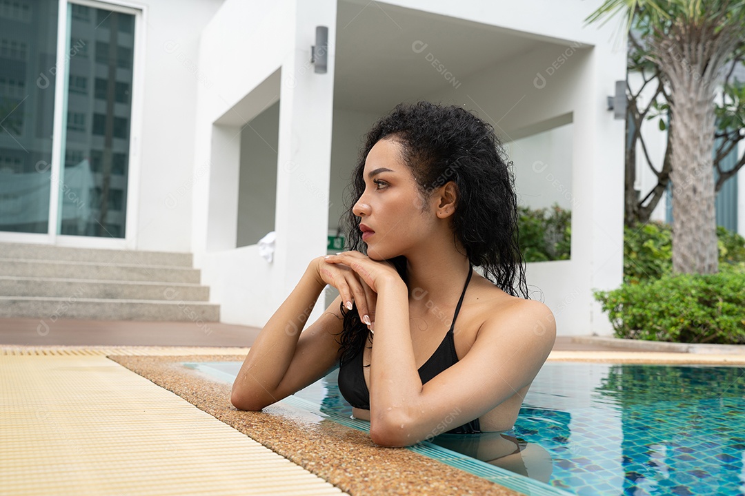 Mulher de biquíni na piscina Piscina bronzeada magra e em forma.