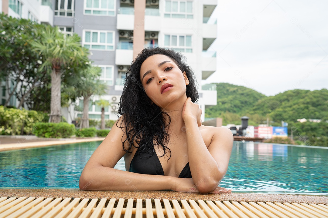 Mulher de biquíni na piscina Piscina bronzeada magra e em forma.