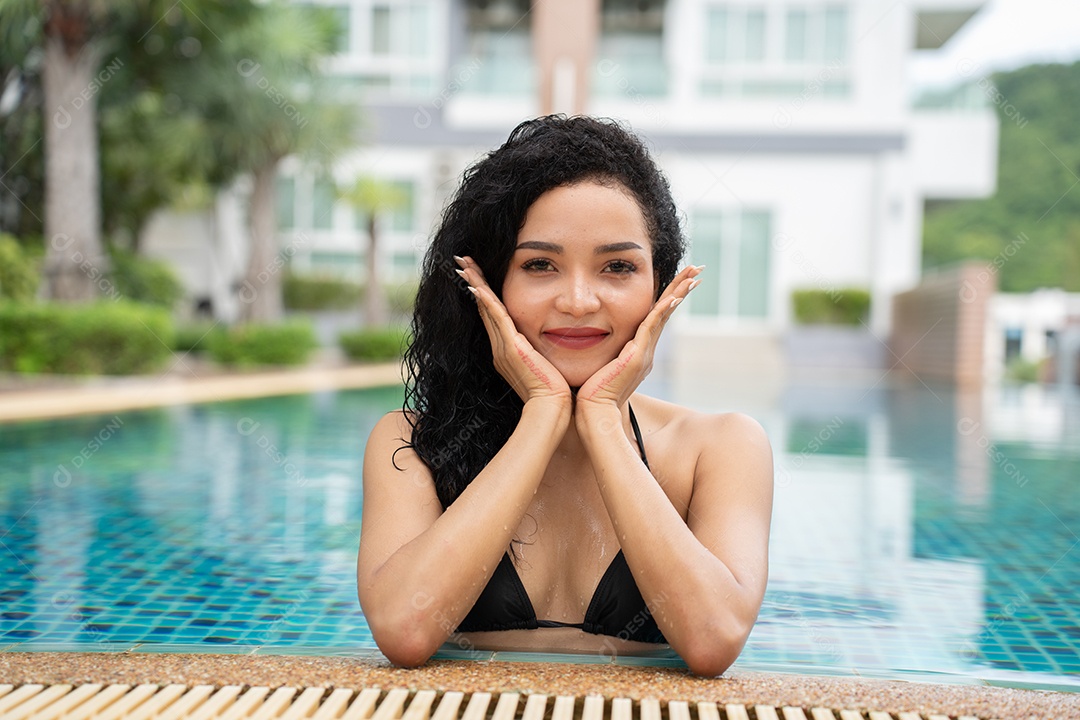 Mulher de biquíni na piscina Piscina bronzeada magra e em forma.