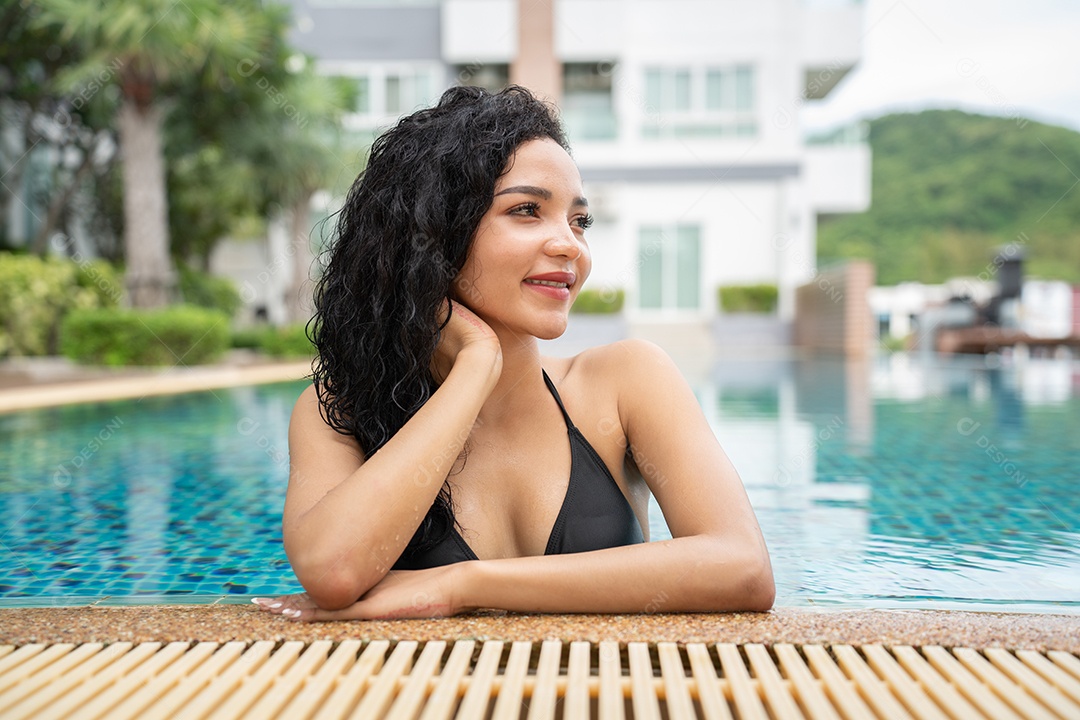 Mulher de biquíni na piscina Piscina bronzeada magra e em forma.