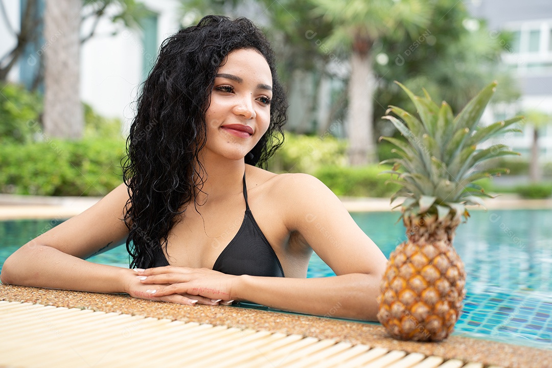 Biquíni jovem mostrando abacaxi. Sorriso de mulher de frutas de abacaxi.