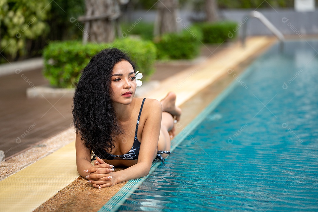 Mulher de biquíni na piscina Piscina bronzeada magra e em forma.