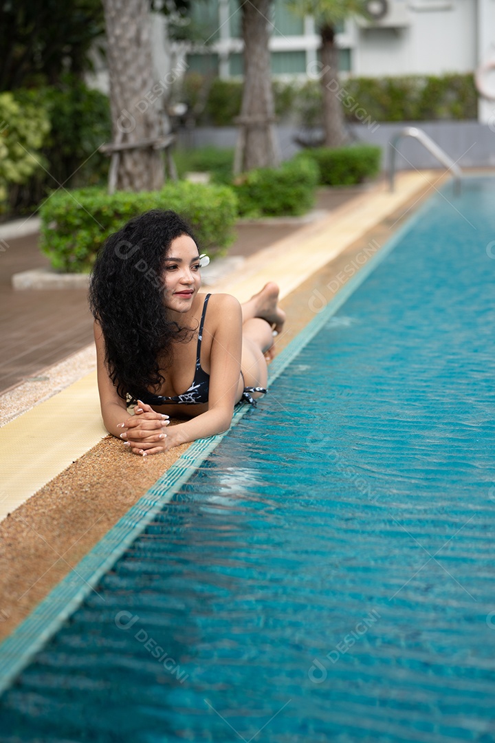 Mulher de biquíni na piscina Piscina bronzeada magra e em forma.