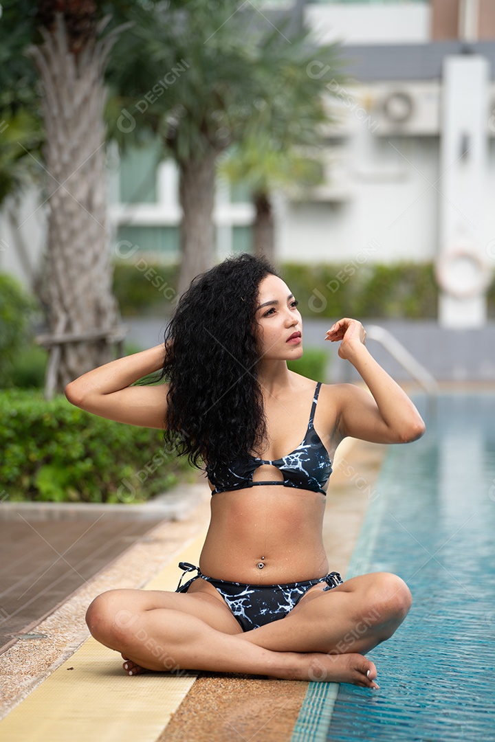 Mulher de biquíni na piscina Piscina bronzeada magra e em forma.