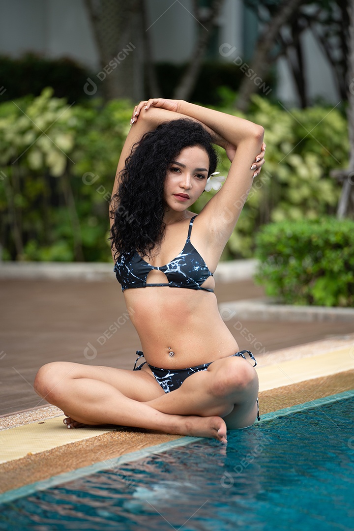 Mulher de biquíni na piscina Piscina bronzeada magra e em forma.