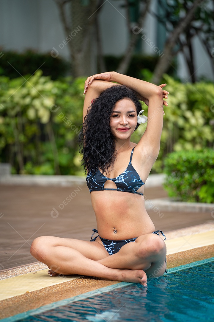 Mulher de biquíni na piscina Piscina bronzeada magra e em forma.