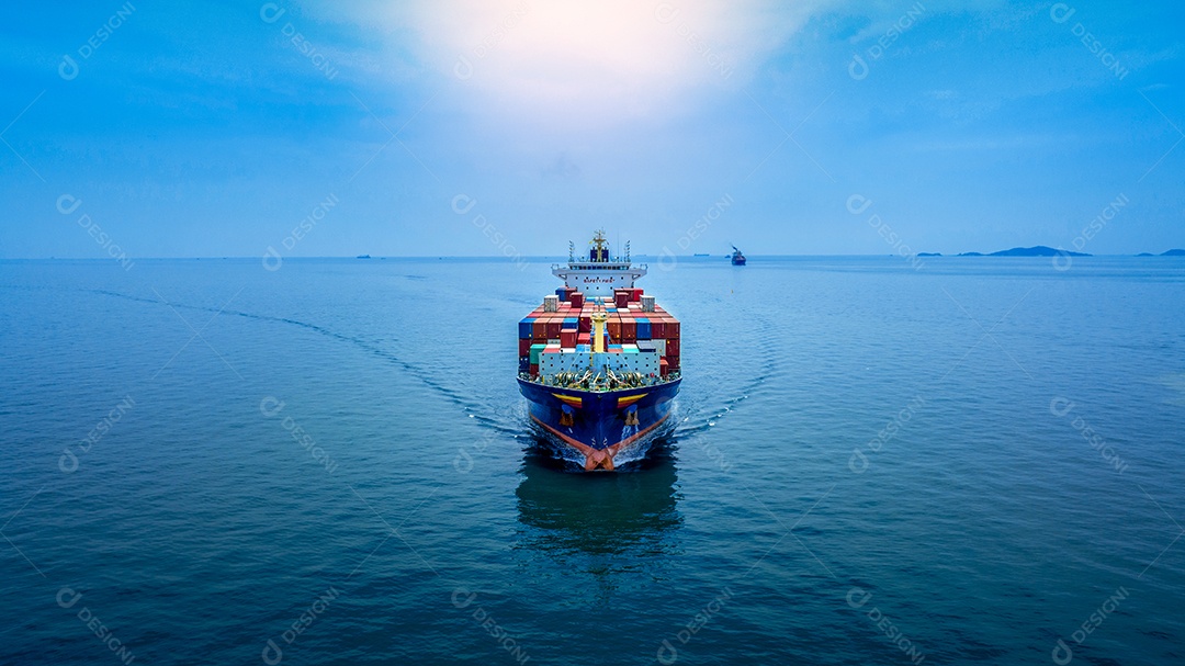 Aérea na vista frontal do navio de carga transportando contêiner.