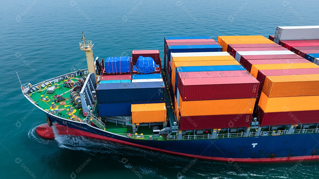 Vista lateral aérea do navio de carga transportando contêiner.