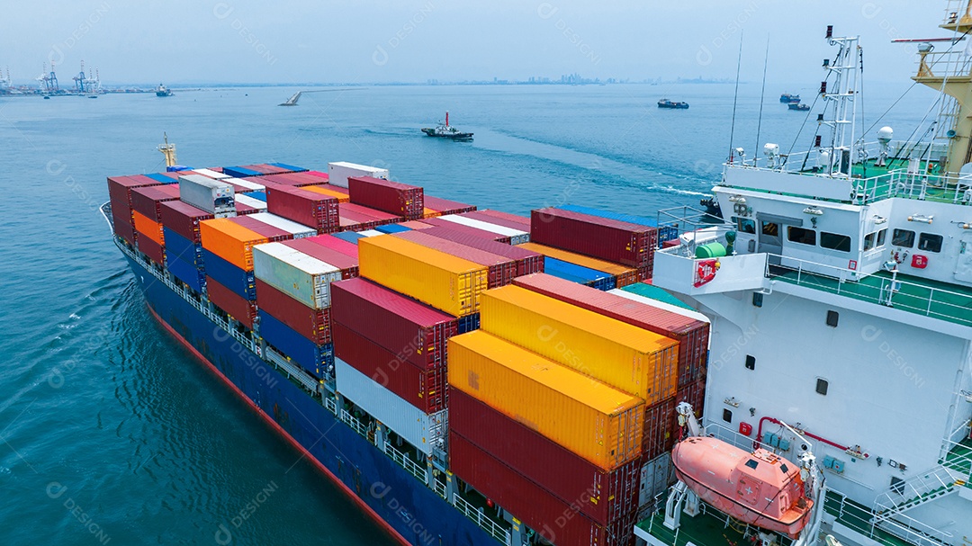 Vista lateral aérea do navio de carga transportando contêiner e correndo.