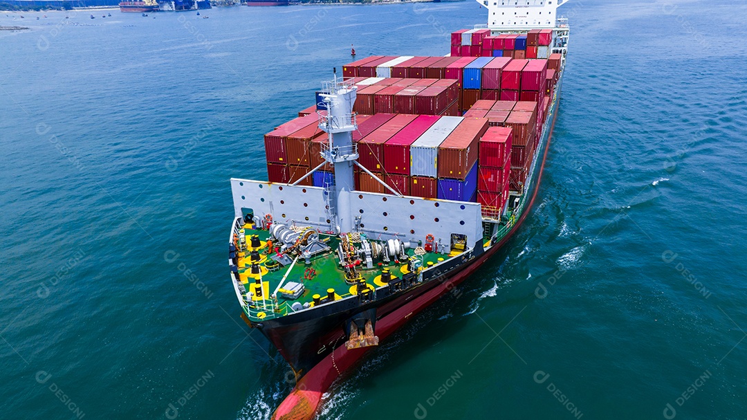 Vista lateral aérea do navio de carga transportando contêiner.