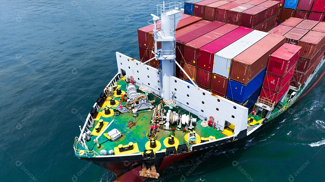 Vista lateral aérea do navio de carga transportando contêiner.