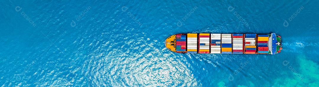 Vista aérea de cima do navio de carga transportando contêiner.