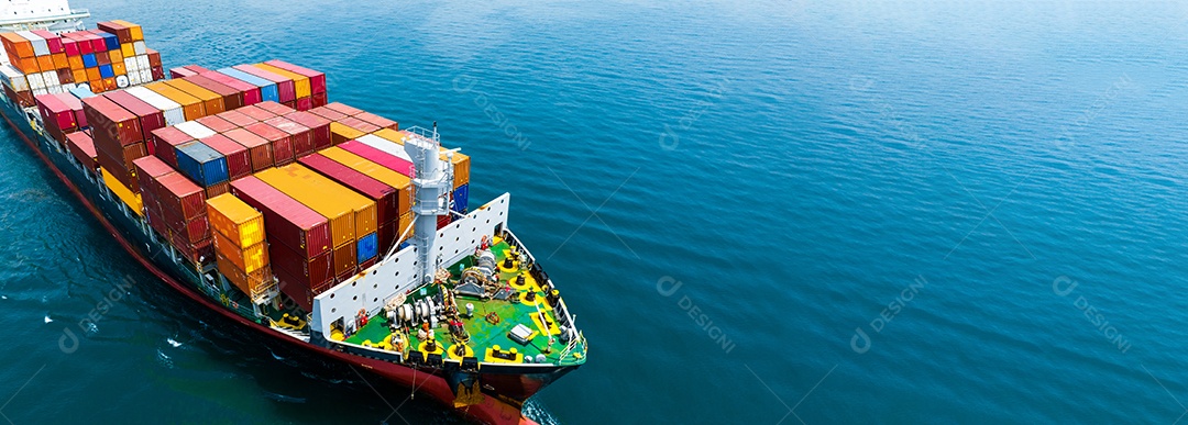 Vista lateral aérea do navio de carga transportando contêiner e correndo.