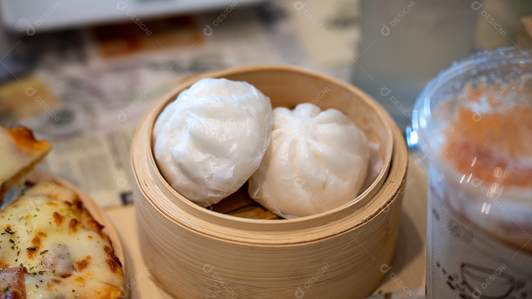 Cesta de bambu cozida no vapor pronta para comer de manhã.